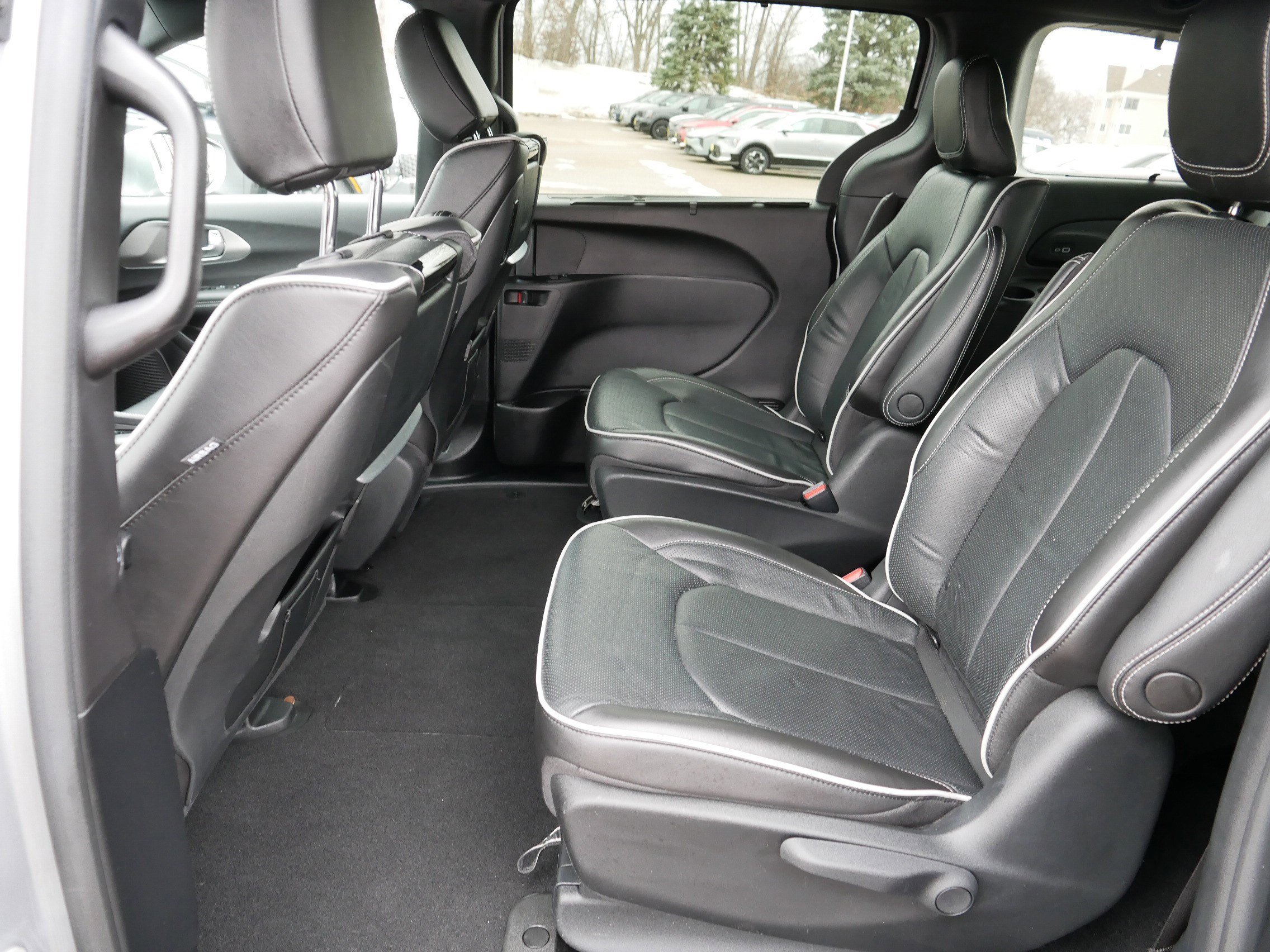 Used 2021 Chrysler Pacifica Limited w/ Uconnect Theater Family Group image 34