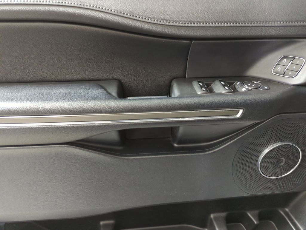 Used 2021 Ford Expedition XLT image 9