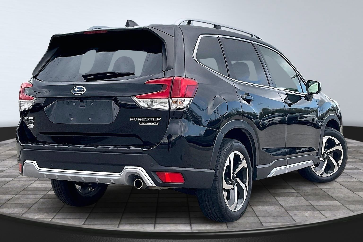 Used 2023 Subaru Forester Touring image 2