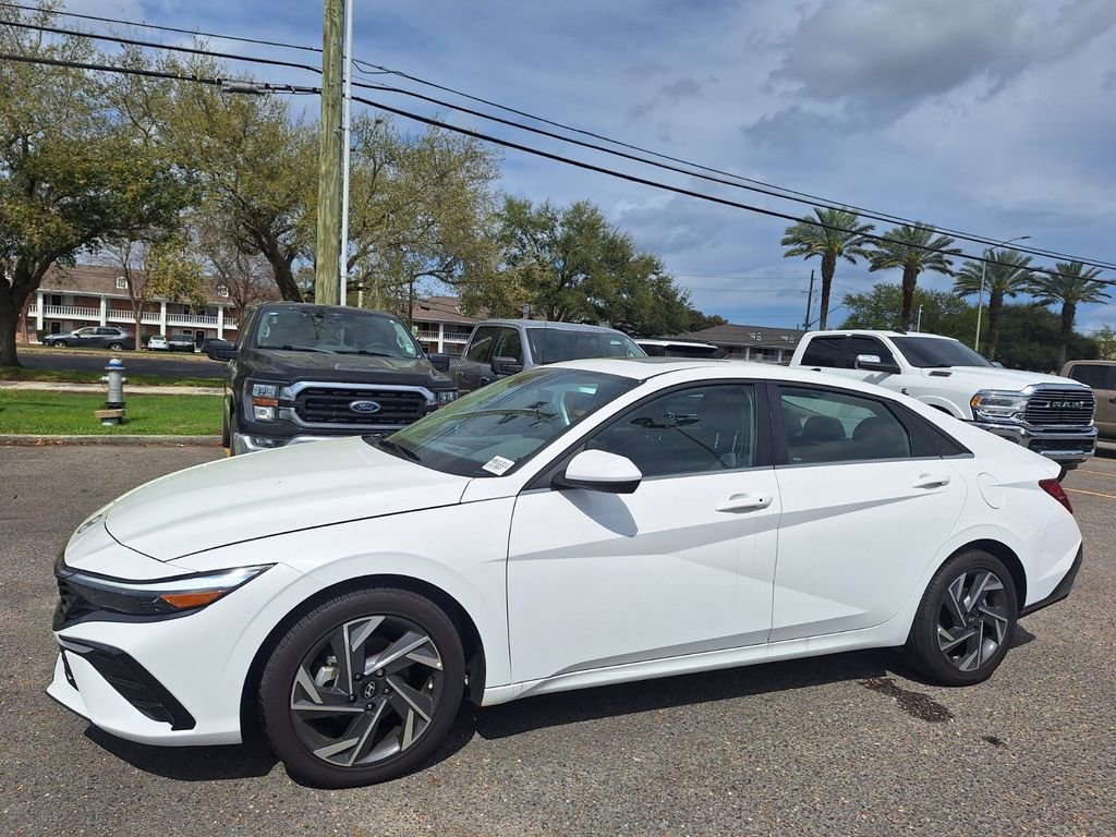 Used 2025 Hyundai Elantra SEL image 9