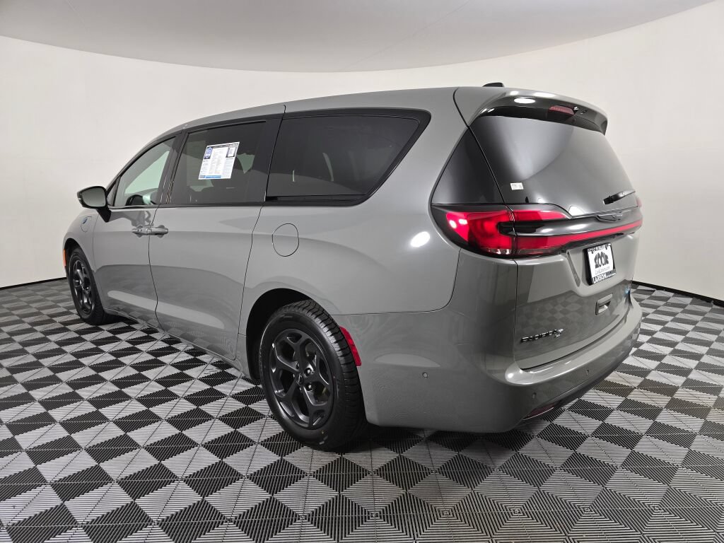 Used 2023 Chrysler Pacifica Limited w/ Uconnect Theater Family Group FWD image 5