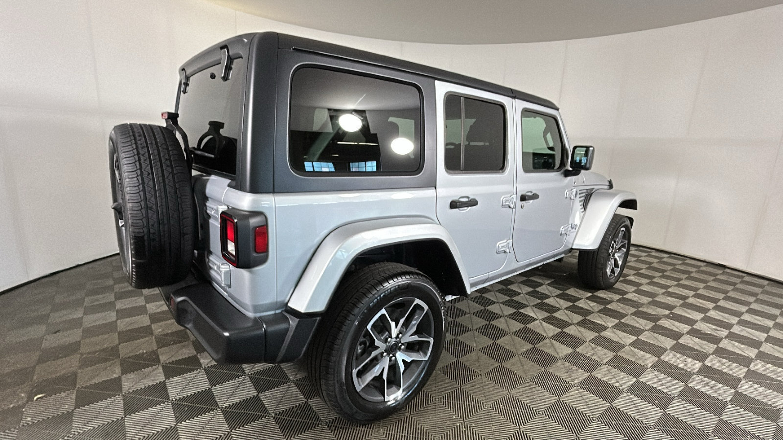 Used 2024 Jeep Wrangler Unlimited w/ Technology Group AWD/4WD image 3