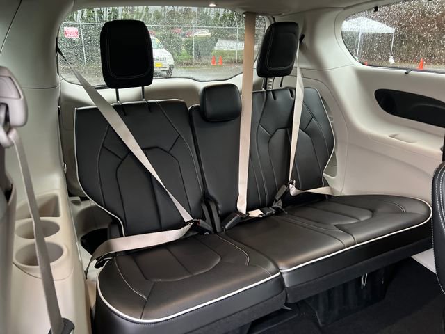 Used 2023 Chrysler Pacifica Limited image 14