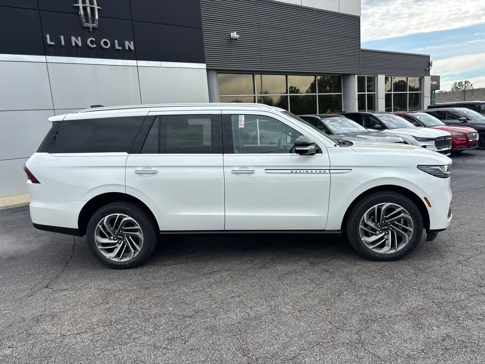New 2026 Lincoln Navigator Reserve AWD/4WD image 8
