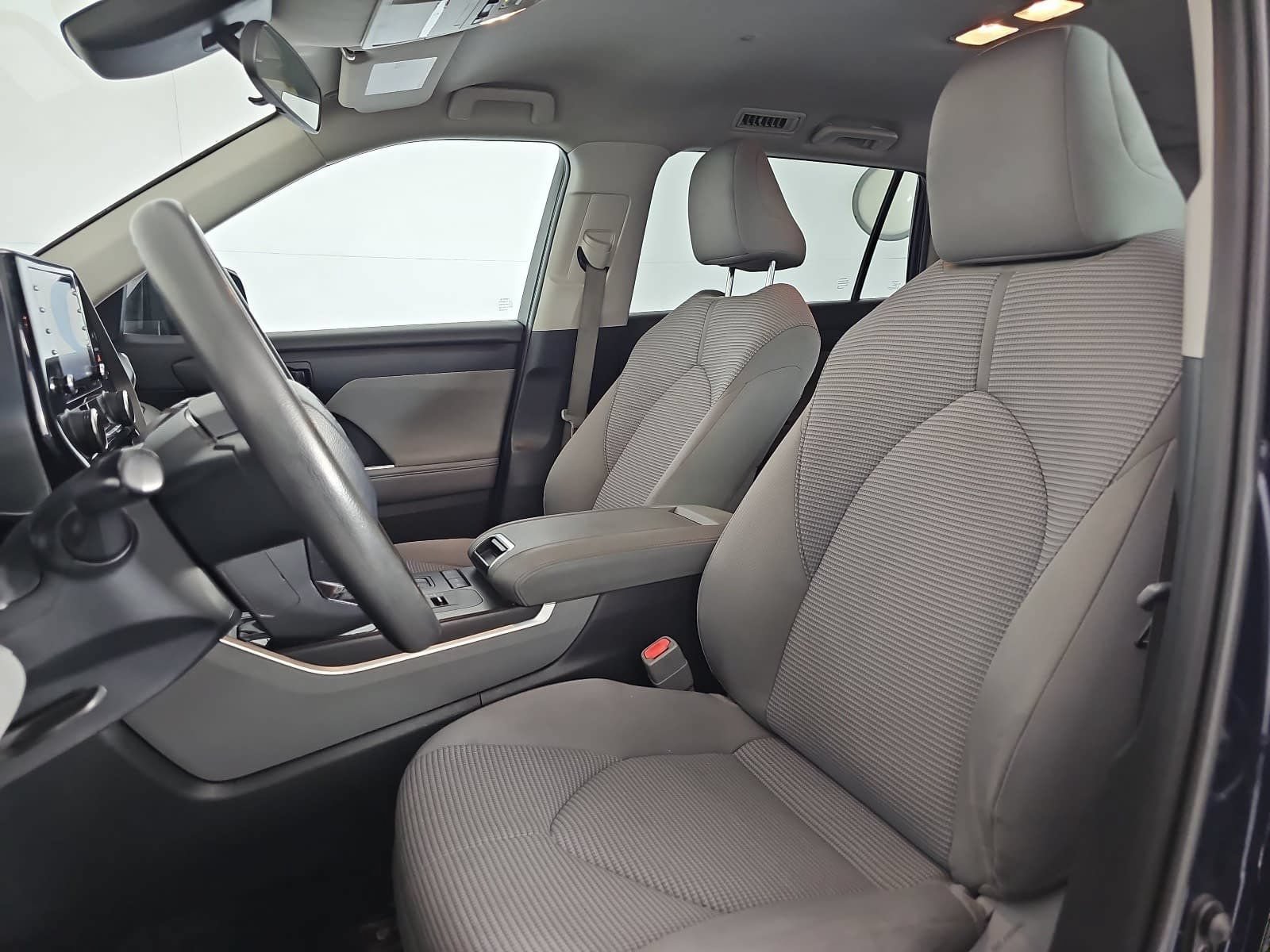 Used 2021 Toyota Highlander L FWD image 13
