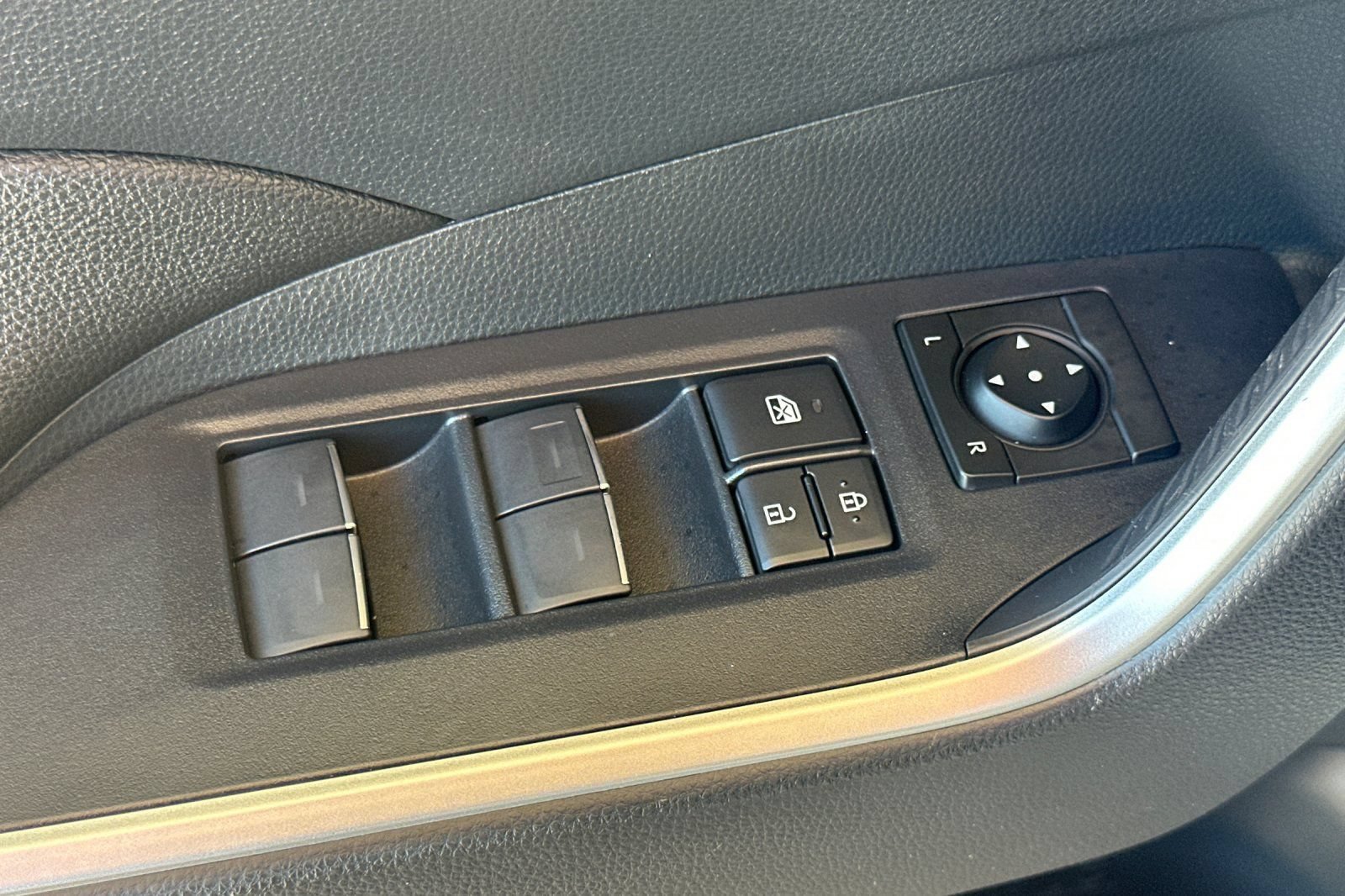 Used 2025 Toyota RAV4 XLE AWD/4WD image 13