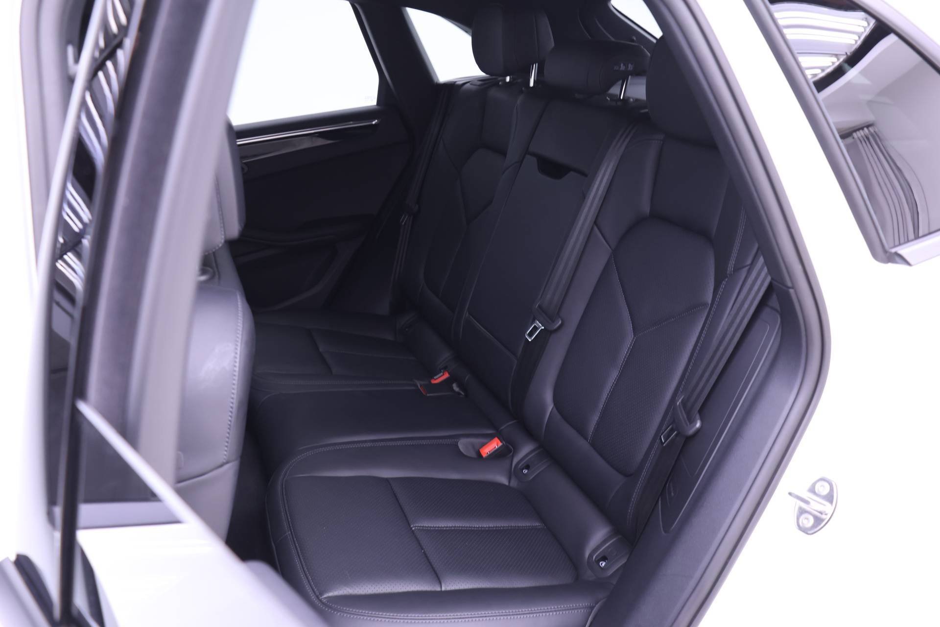 Used 2025 Porsche Macan image 16