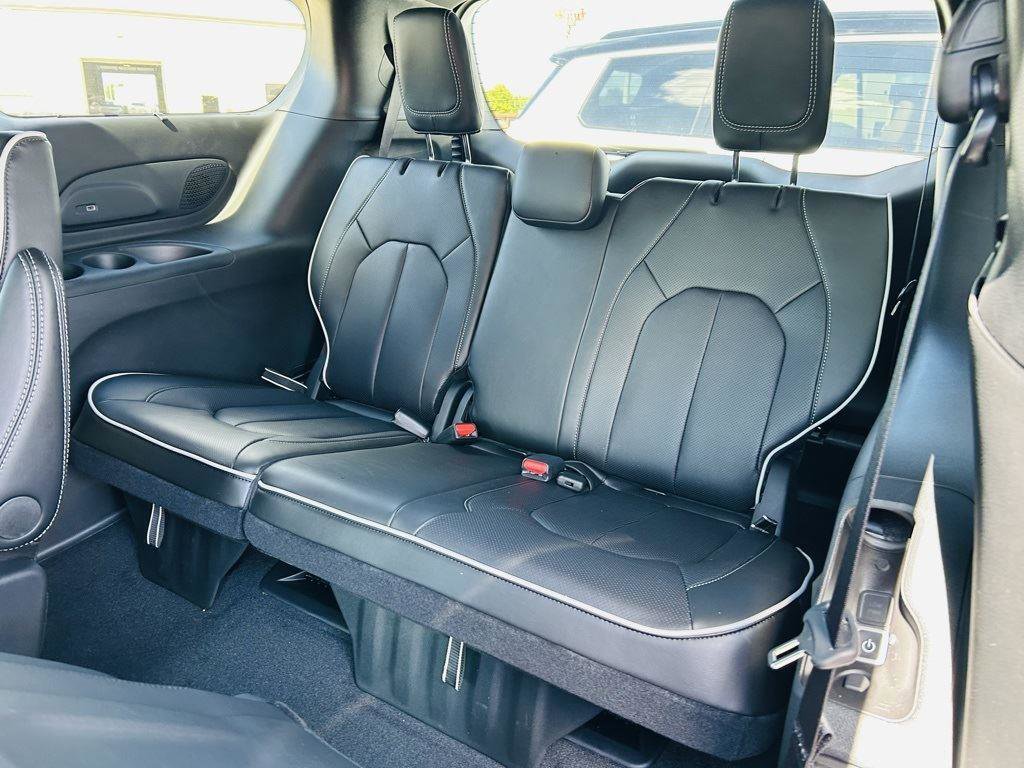 New 2026 Chrysler Pacifica Limited w/ Uconnect Theater Family Group image 36