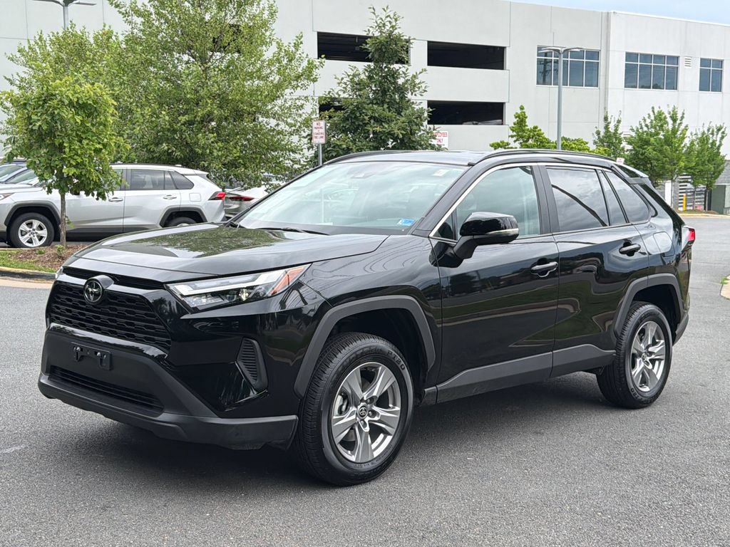 Used 2025 Toyota RAV4 XLE AWD/4WD image 2