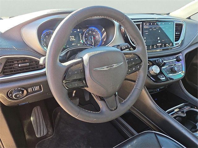 Used 2023 Chrysler Pacifica Limited w/ Uconnect Theater Family Group image 16