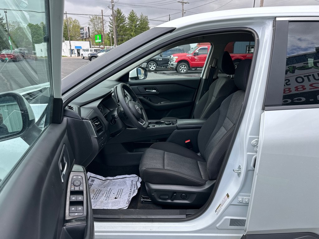 Used 2024 Nissan Rogue SV AWD/4WD image 10