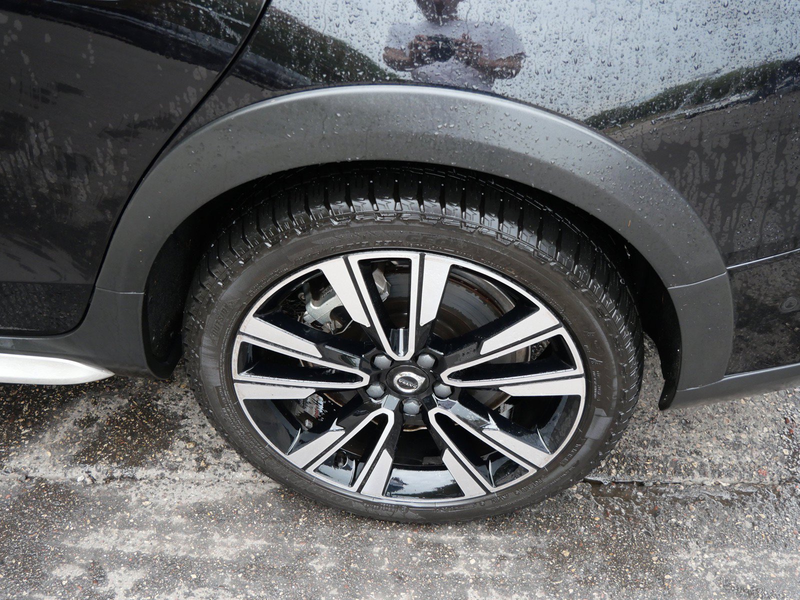 Certified 2024 Volvo V60 B5 Cross Country Ultimate w/ Protection Package Premier AWD/4WD image 9