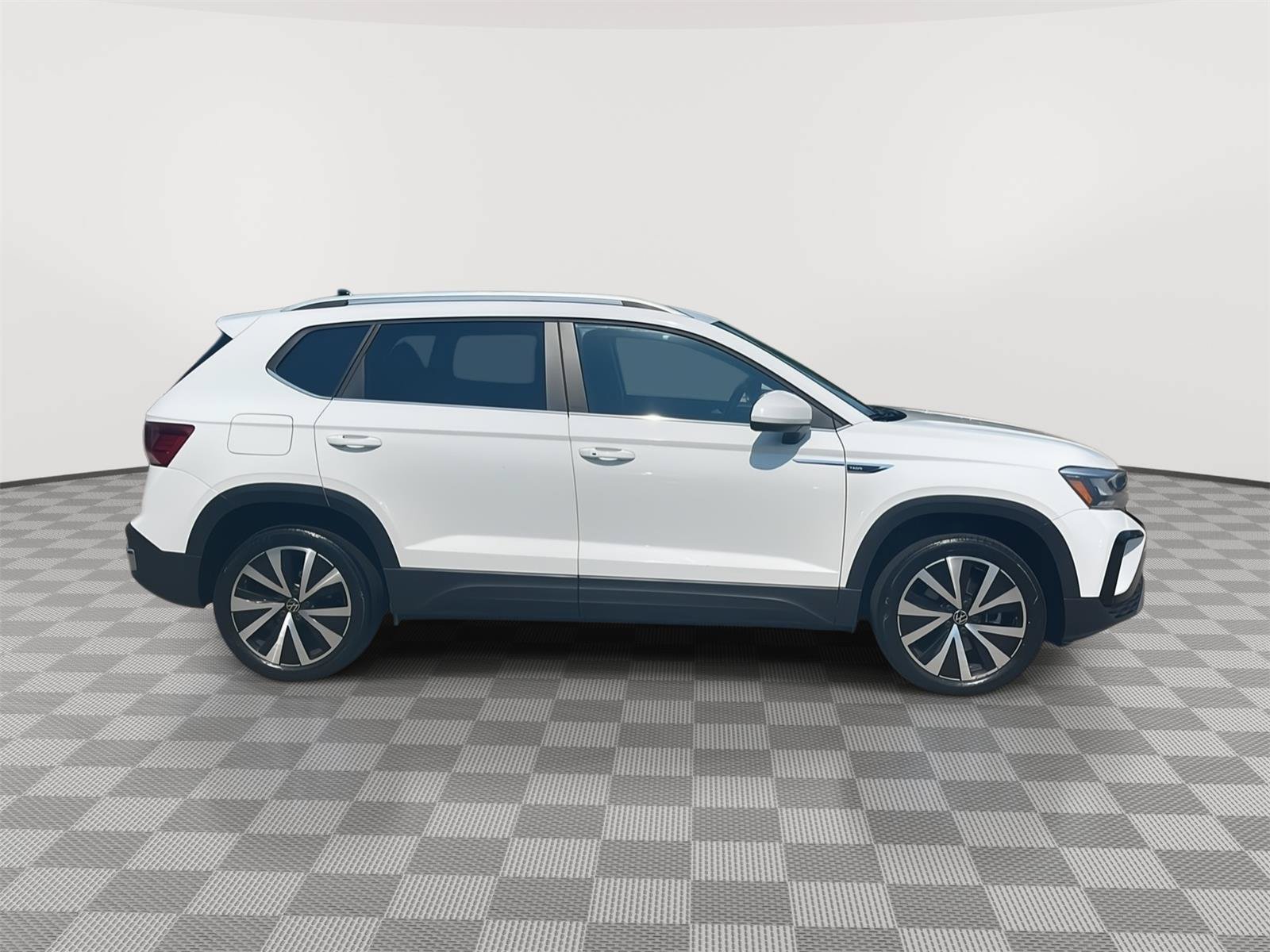 Used 2022 Volkswagen Taos SE FWD image 4