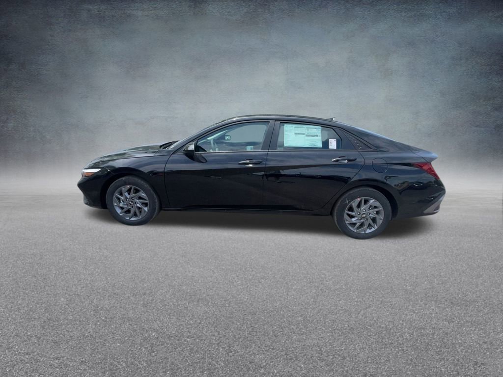 Used 2025 Hyundai Elantra Blue image 13