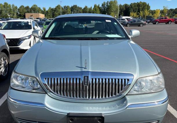 Used 2007 Lincoln Town Car Signature Limited RWD image 2