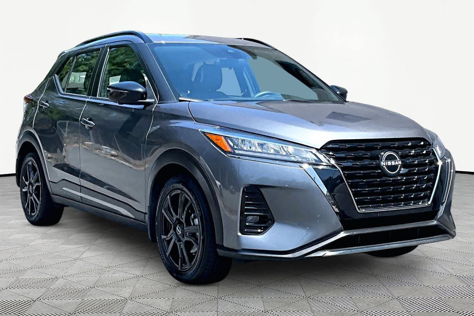 Used 2023 Nissan Kicks SR w/ SR Premium Package FWD image 3
