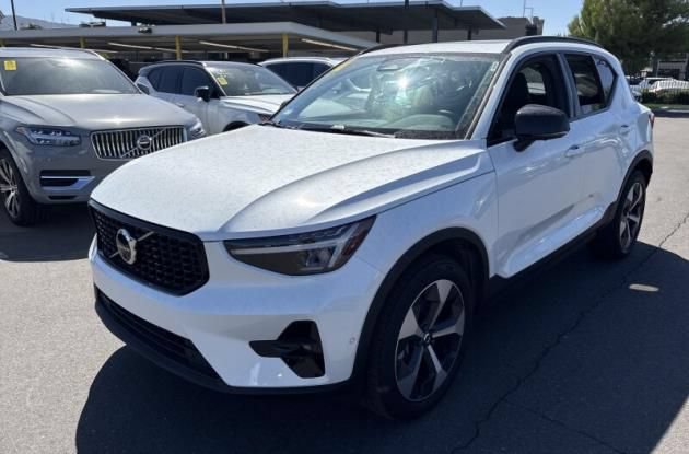Used 2025 Volvo XC40 B5 Plus AWD/4WD image 3