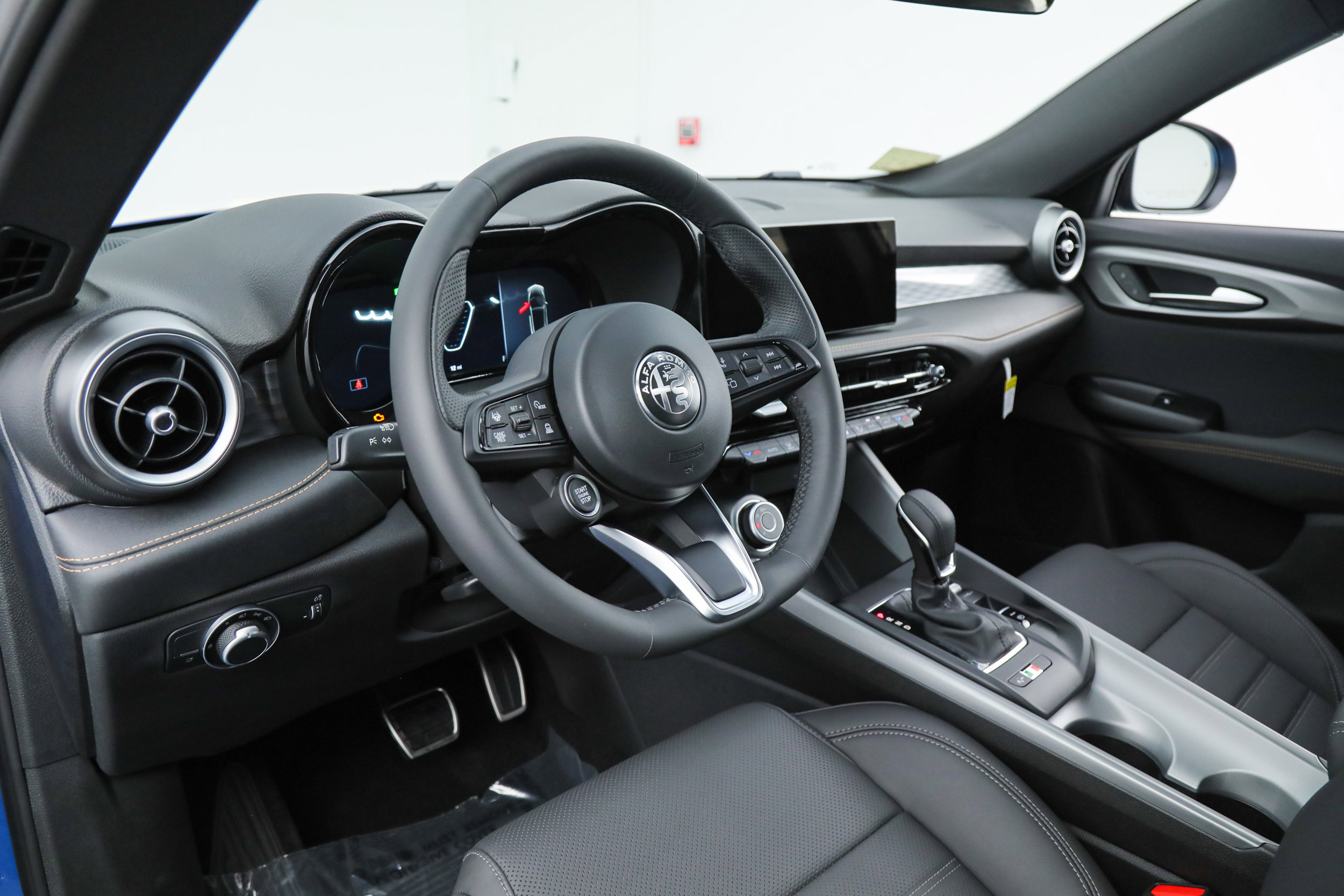 New 2026 Alfa Romeo Tonale Sprint w/ Black Premium Package image 17