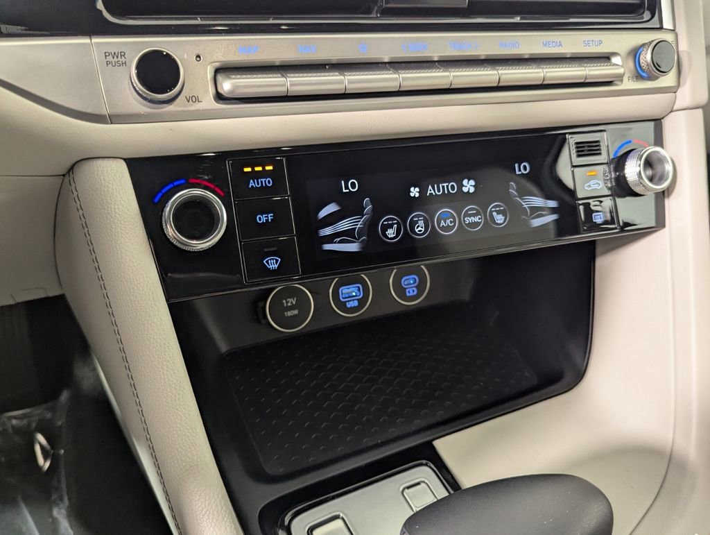 Used 2025 Genesis G70 2.5T AWD/4WD image 19