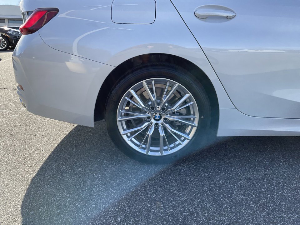 Used 2023 BMW 330i xDrive Sedan w/ Premium Package image 23