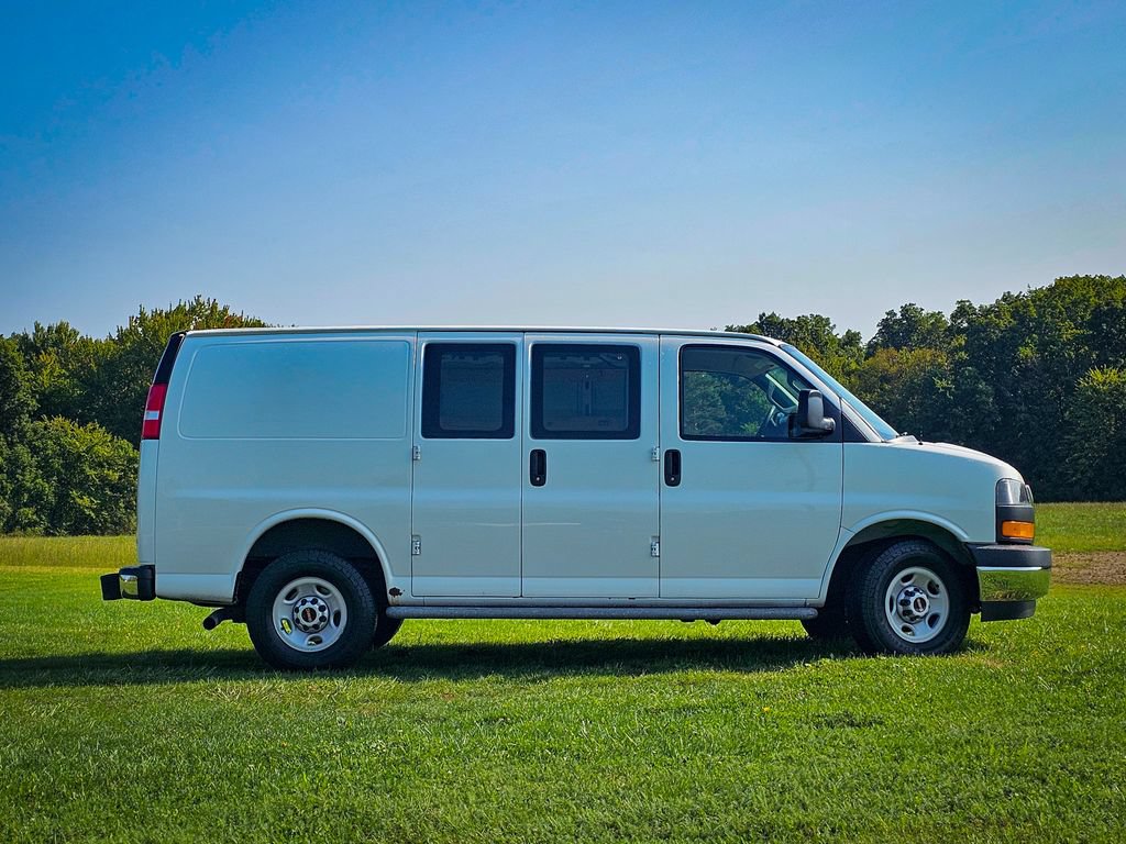 Used 2017 GMC Savana 2500 RWD image 2