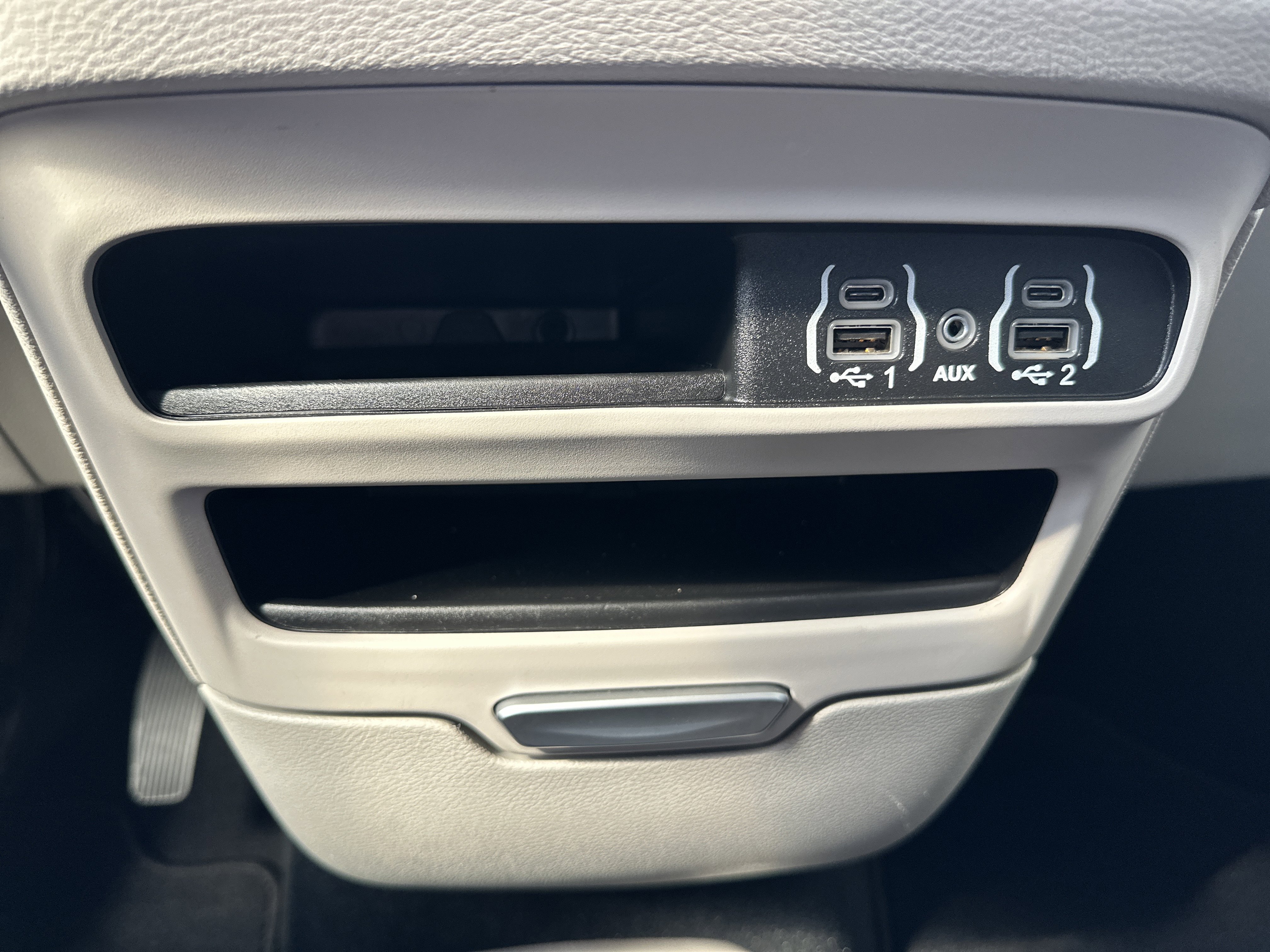 Used 2024 Chrysler Pacifica Touring-L image 38