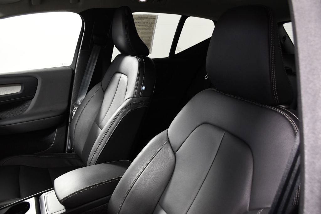 Used 2025 Volvo XC40 B5 Core image 17