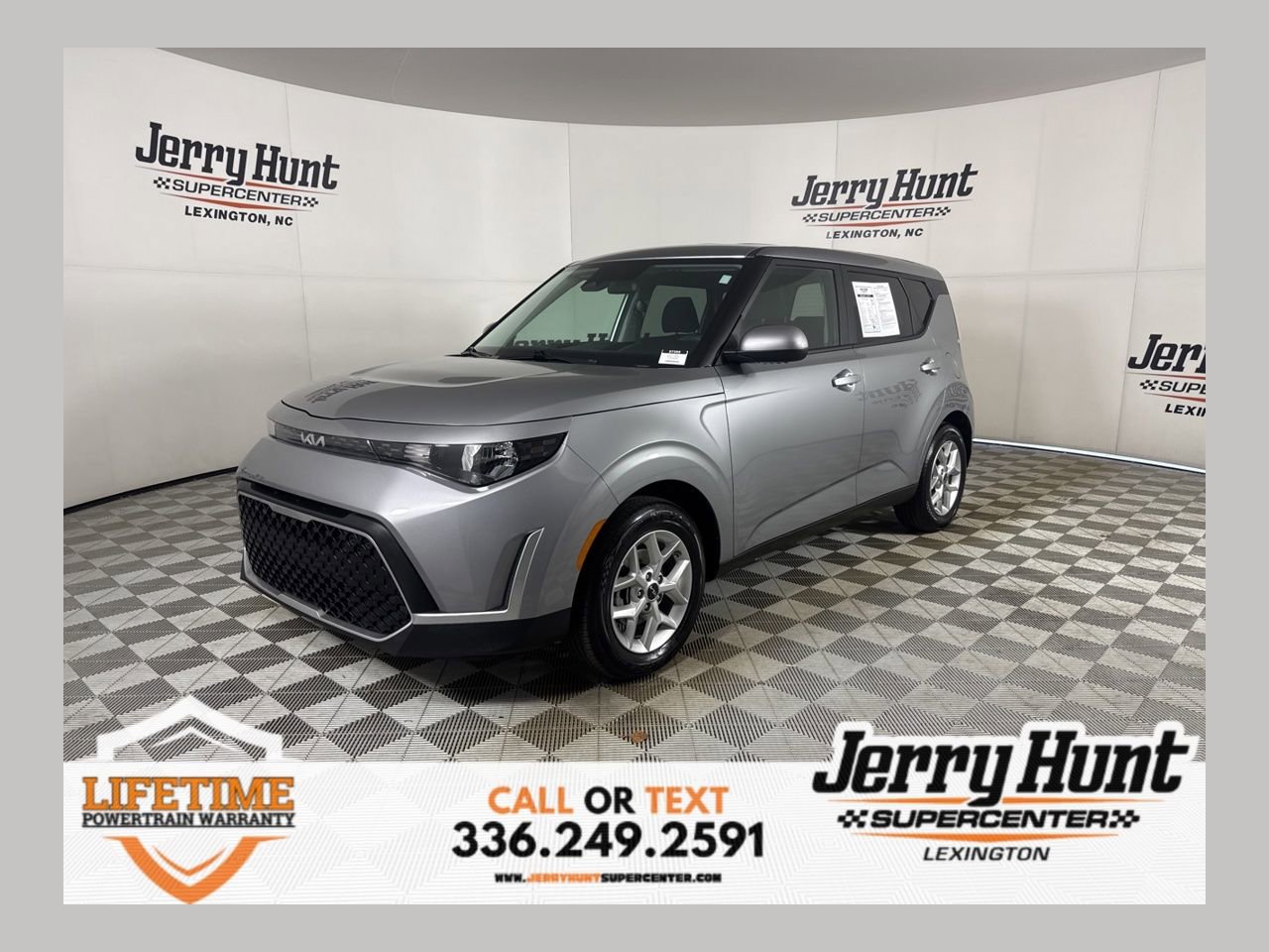 Used 2025 Kia Soul LX FWD image 1