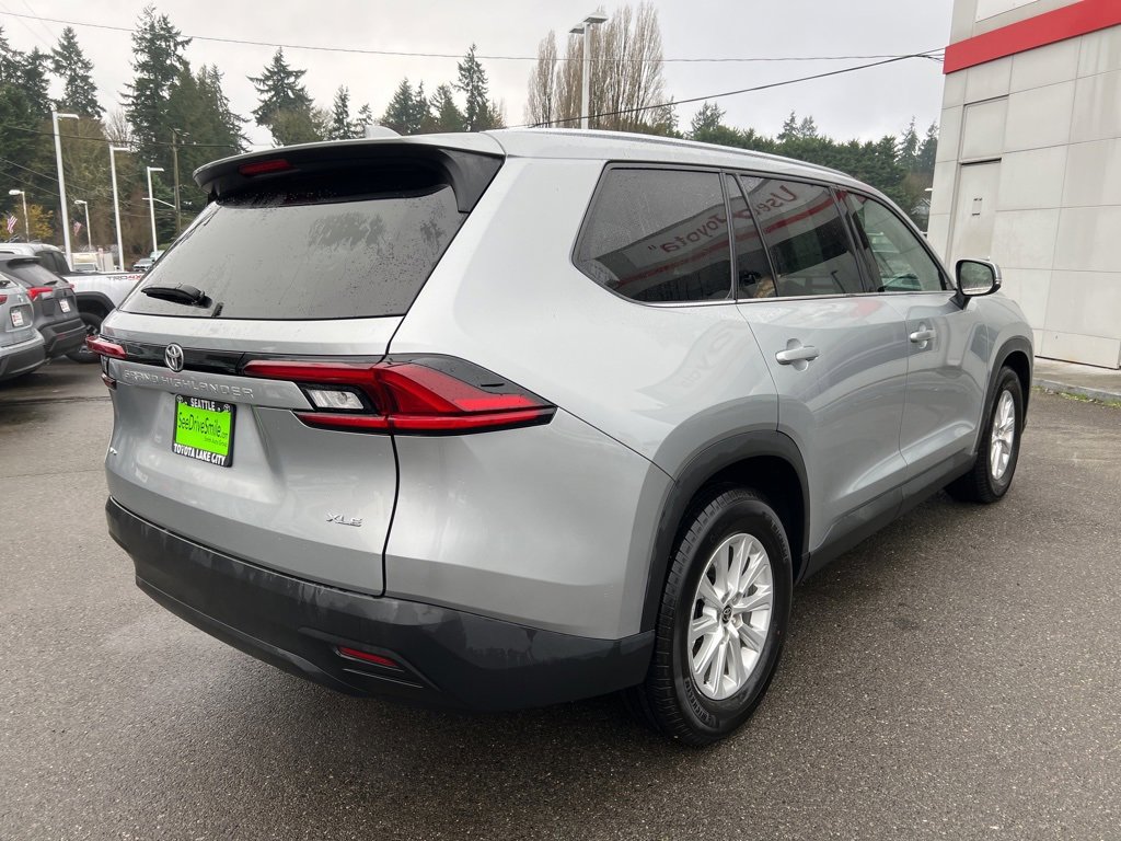 Used 2025 Toyota Grand Highlander AWD image 4