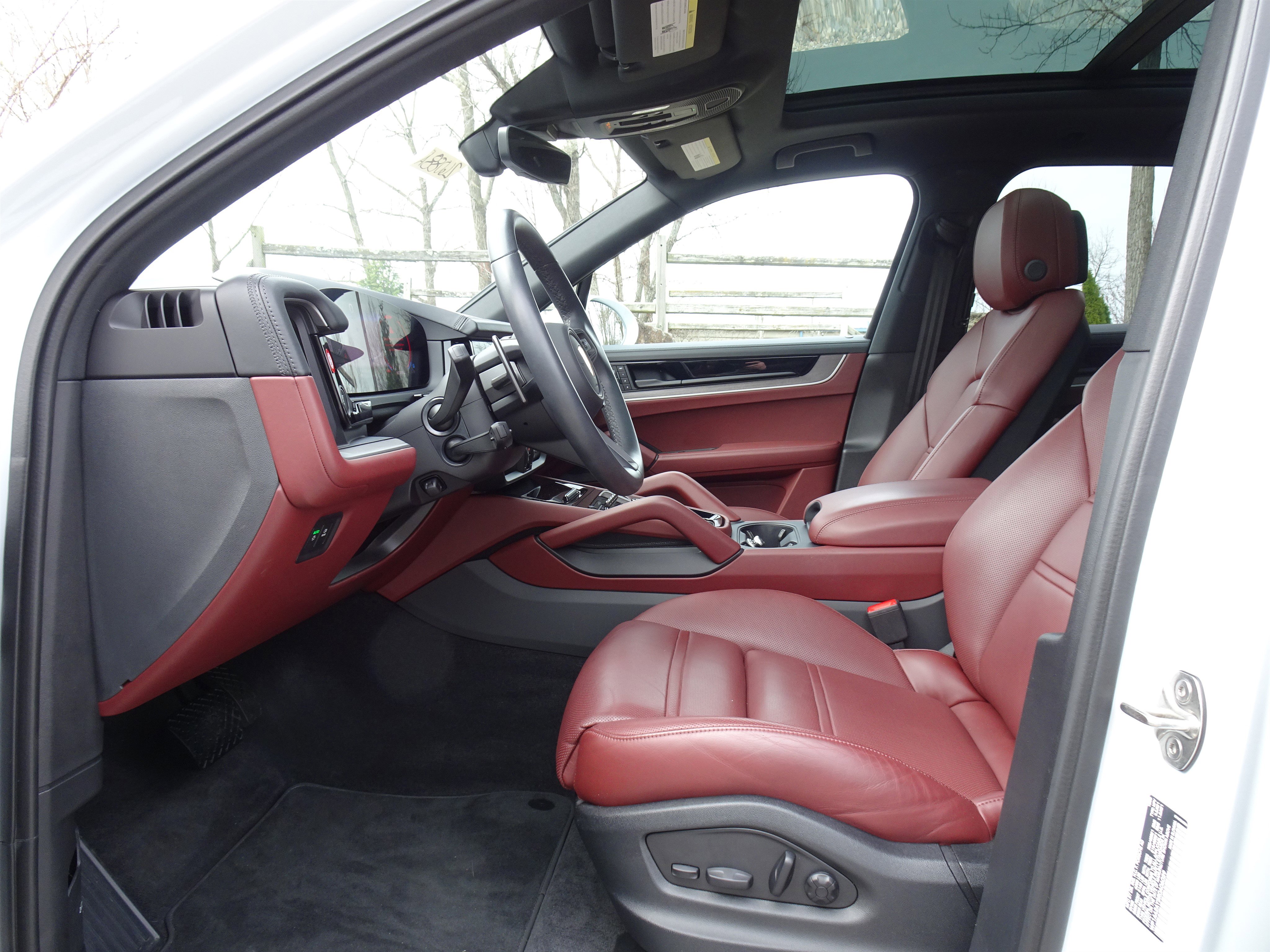 Used 2024 Porsche Cayenne image 2