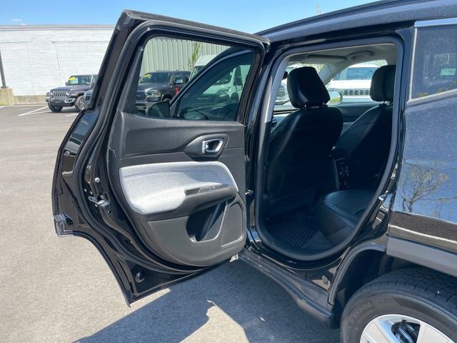 Used 2022 Jeep Compass Latitude w/ Convenience Group AWD/4WD image 26