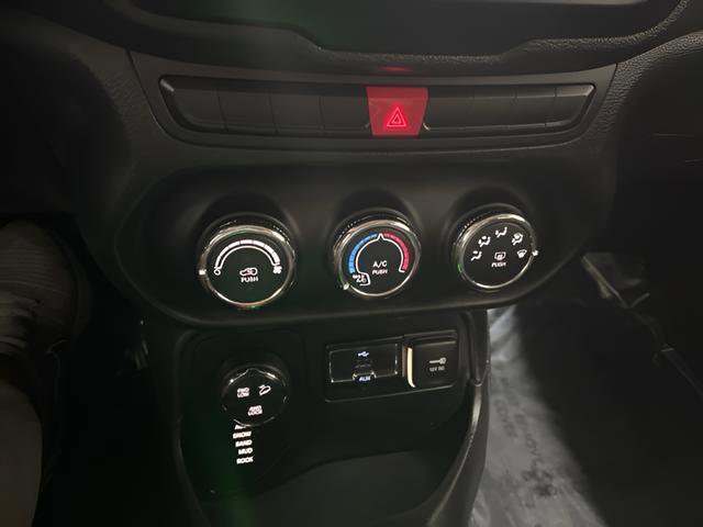 Used 2015 Jeep Renegade Trailhawk w/ Safety & Security Group I image 21