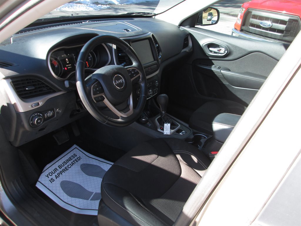 Used 2017 Jeep Cherokee Latitude w/ Comfort/Convenience Group image 10
