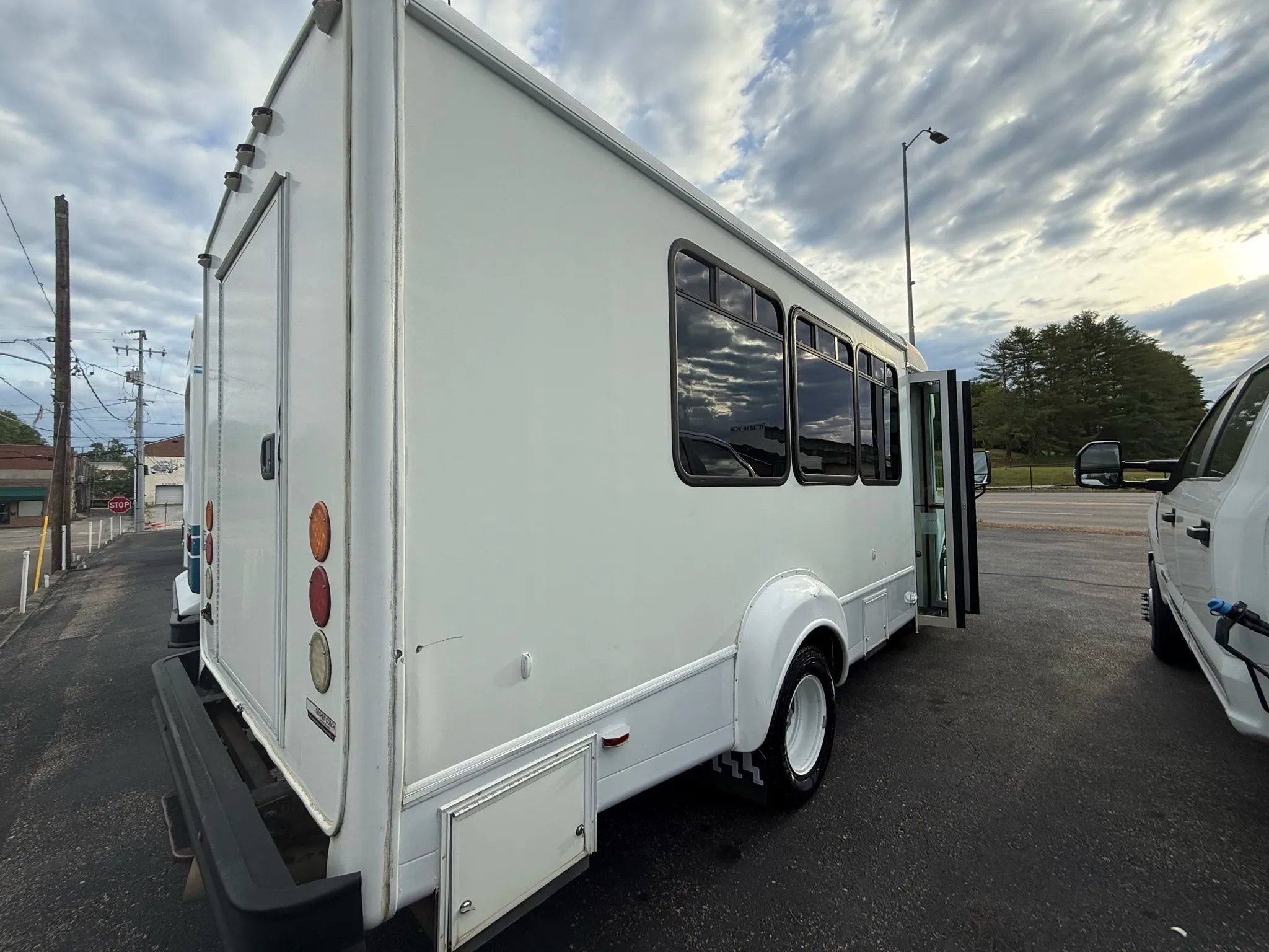 Used 2013 Chevrolet Express 4500 w/ Shuttle Bus Package image 8