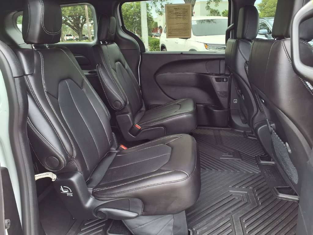 Used 2026 Chrysler Pacifica Select FWD image 15