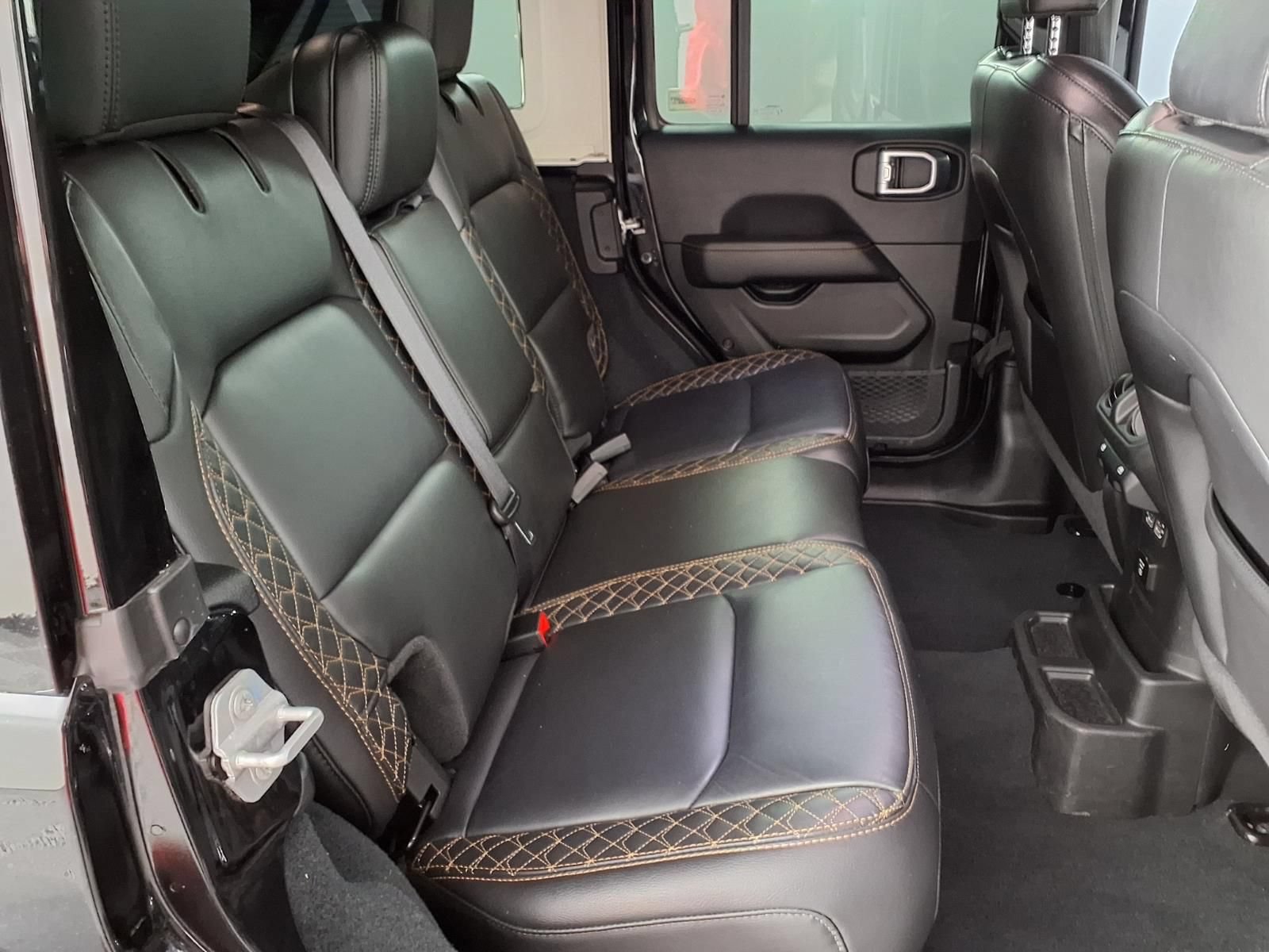 Used 2022 Jeep Wrangler Unlimited Sahara AWD/4WD image 11