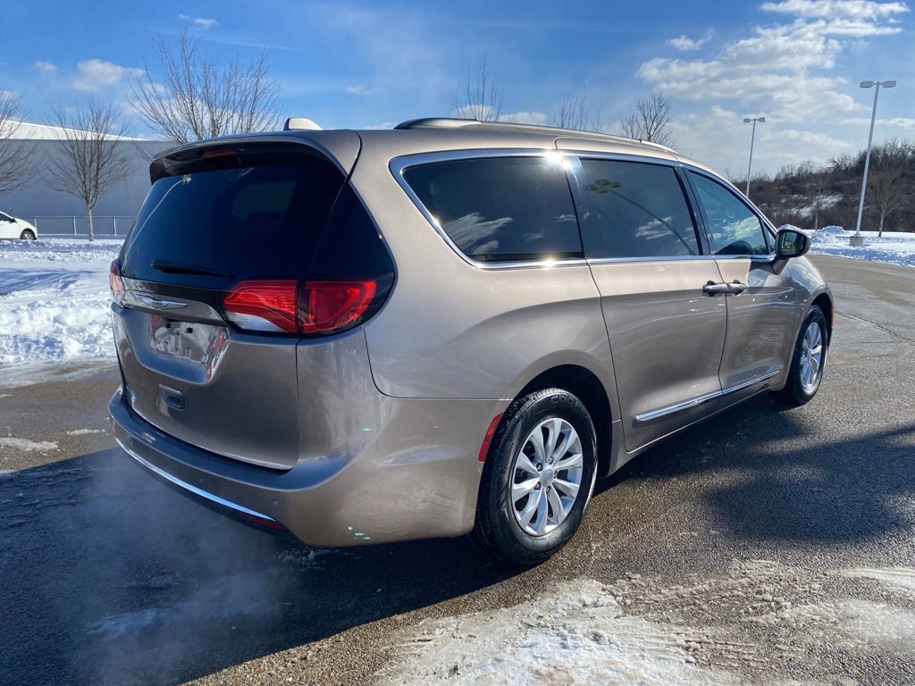 Used 2017 Chrysler Pacifica Touring-L image 3