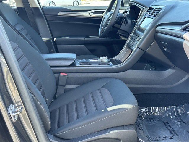 Used 2017 Ford Fusion SE w/ Fusion SE Technology Package image 14