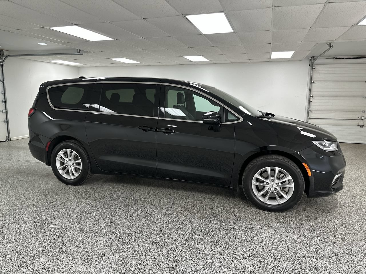 Used 2026 Chrysler Pacifica Select