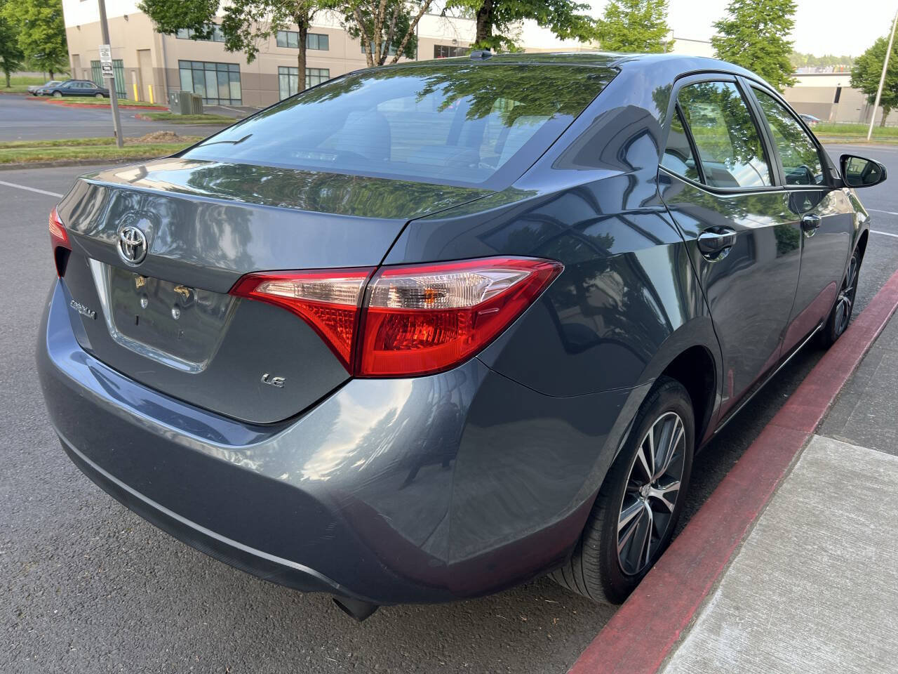 Used 2018 Toyota Corolla LE w/ LE Premium Package FWD image 3