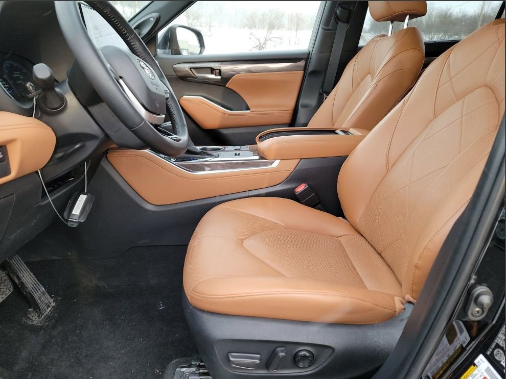 Used 2025 Toyota Highlander Platinum image 2