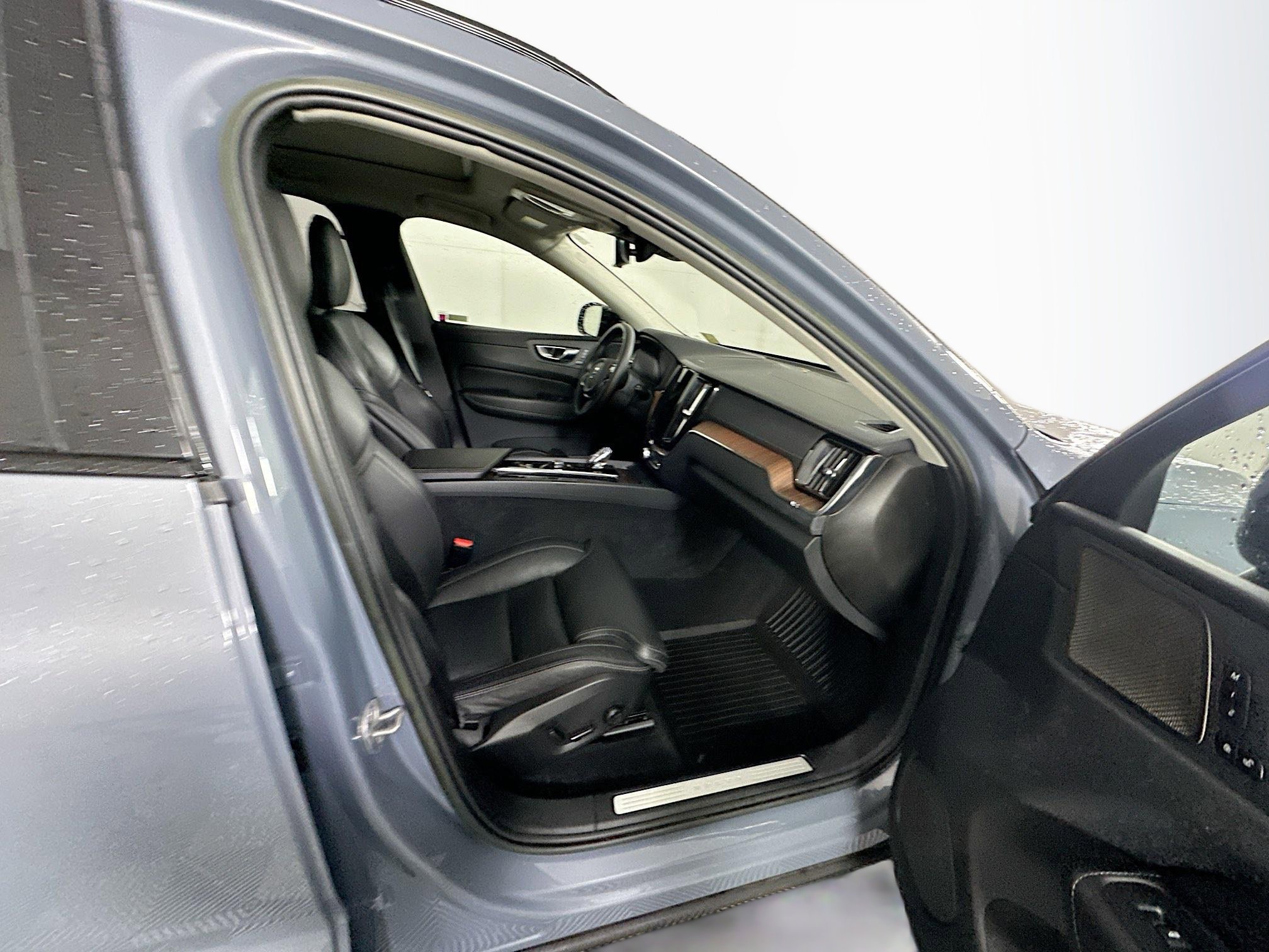 Used 2023 Volvo XC60 B5 Ultimate w/ Protection Package Premier image 32