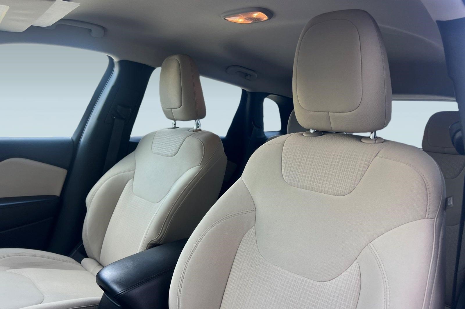 Used 2015 Jeep Cherokee Latitude w/ Comfort/Convenience Group FWD image 26