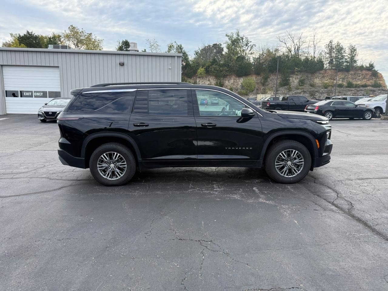 Used 2025 Chevrolet Traverse LT FWD image 4