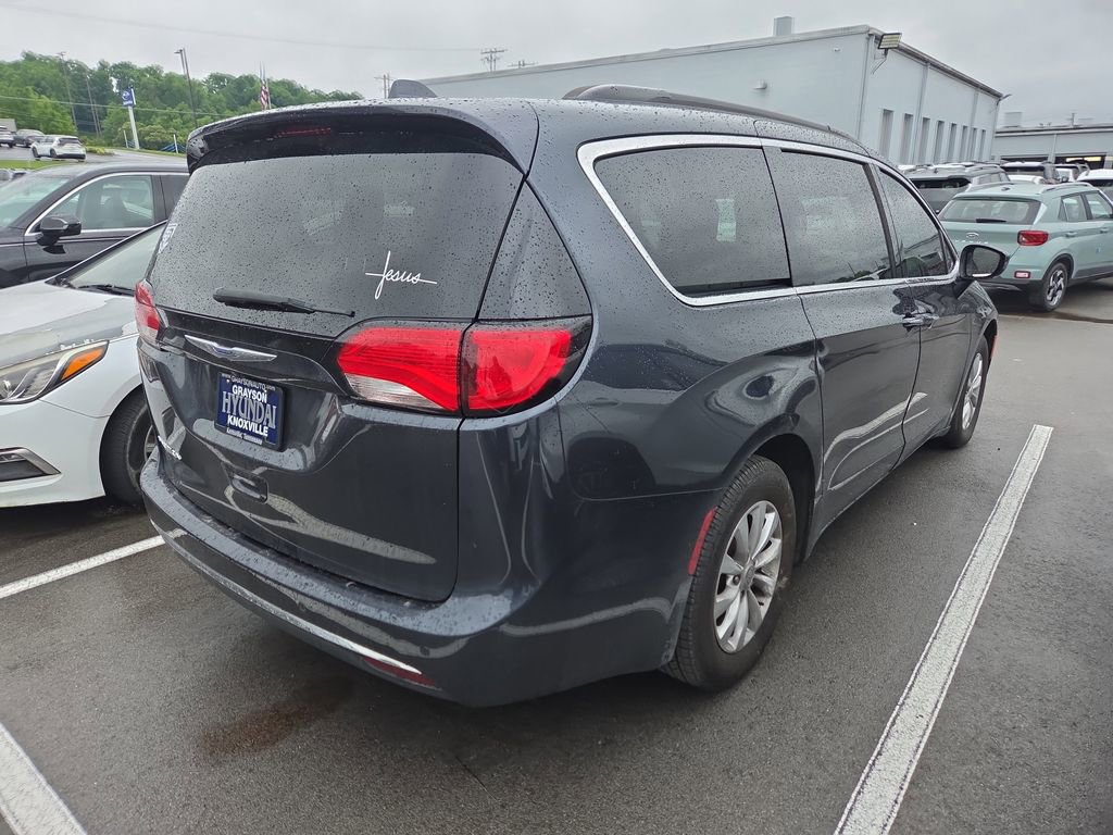 Used 2019 Chrysler Pacifica Touring Plus w/ Cold Weather Group FWD image 4