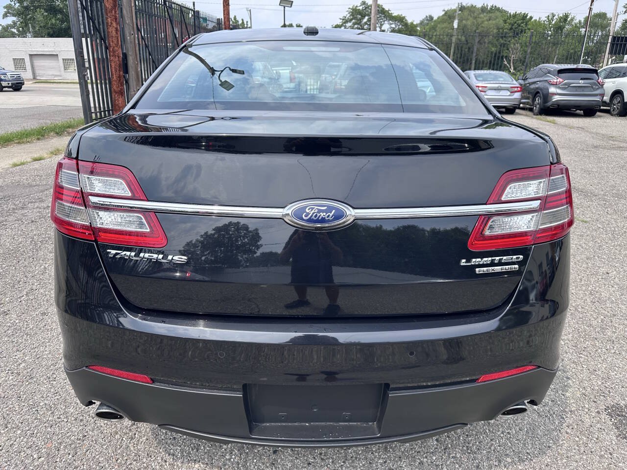 Used 2019 Ford Taurus Limited w/ Driver Assist Package FWD image 6