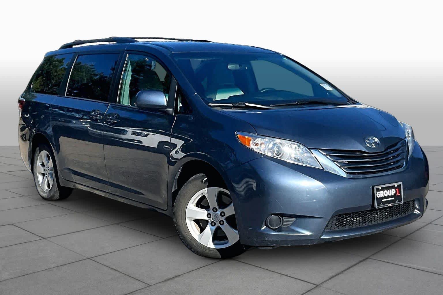 Used 2017 Toyota Sienna LE FWD image 3