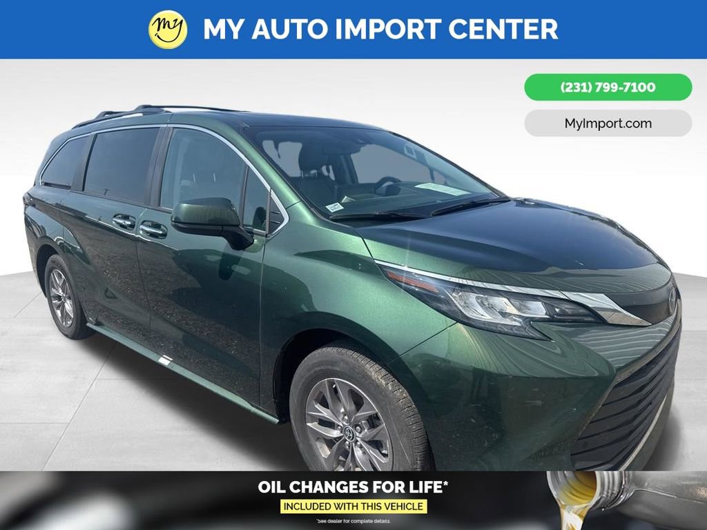 Used 2023 Toyota Sienna XLE image 1
