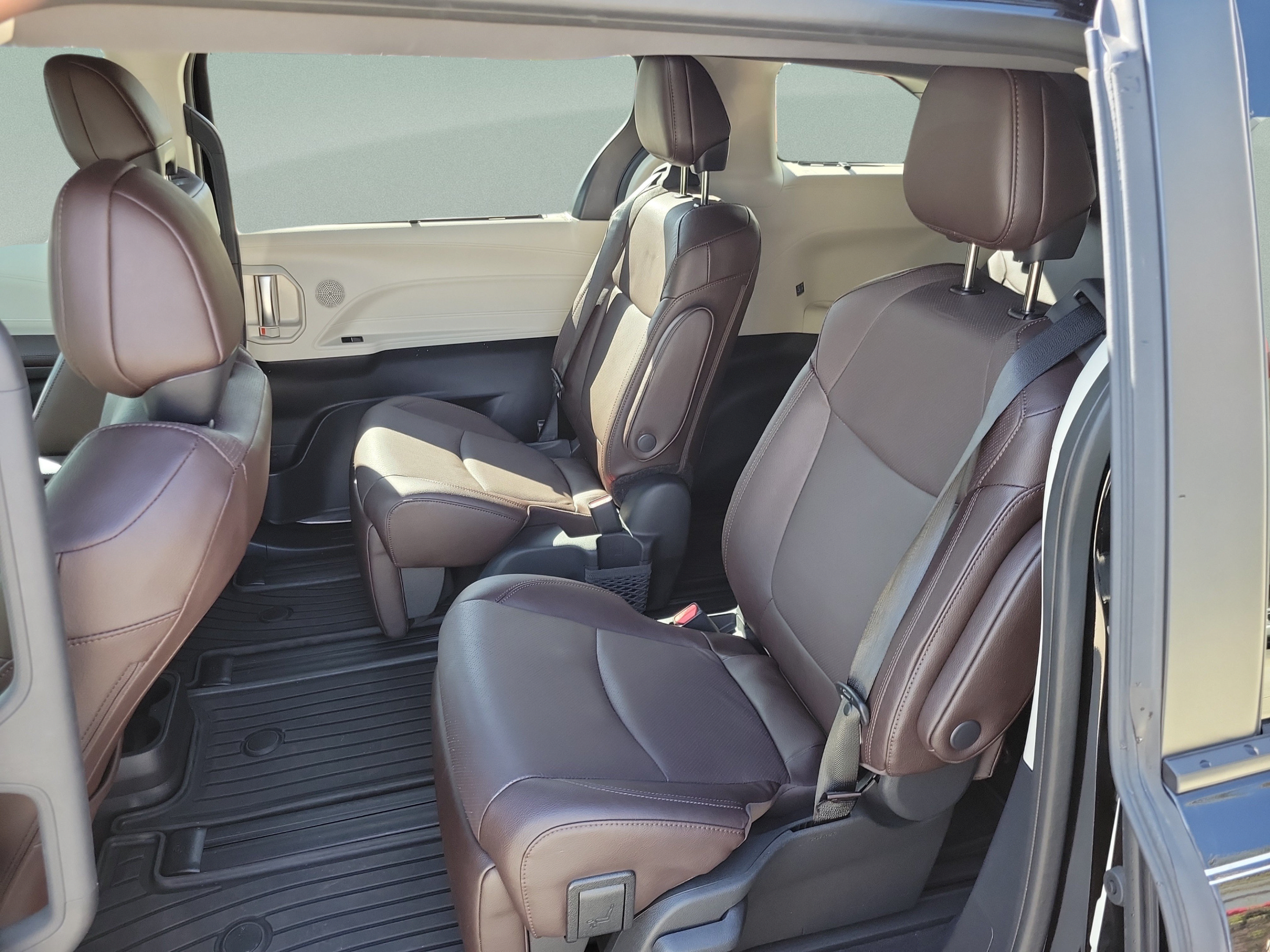 Certified 2024 Toyota Sienna Platinum FWD image 24