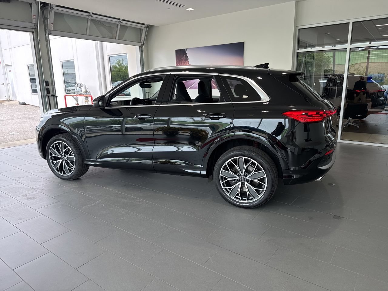 Used 2025 Audi Q5 Premium Plus w/ Premium Plus AWD/4WD image 5